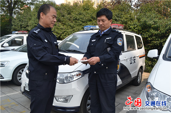 陕西韩城交警大队发放新购警车，充实交管力量(组图)