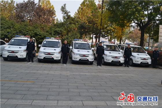陕西韩城交警大队发放新购警车，充实交管力量(组图)