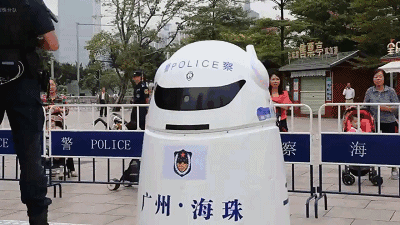 萌警上岗，C位出更，广东广州首个警用机器人在广州塔西广场上岗执勤(组图)