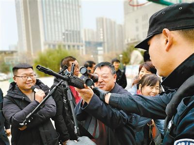 陕西西安：体验巡特警武器装备 参观警务监督中心(图)
