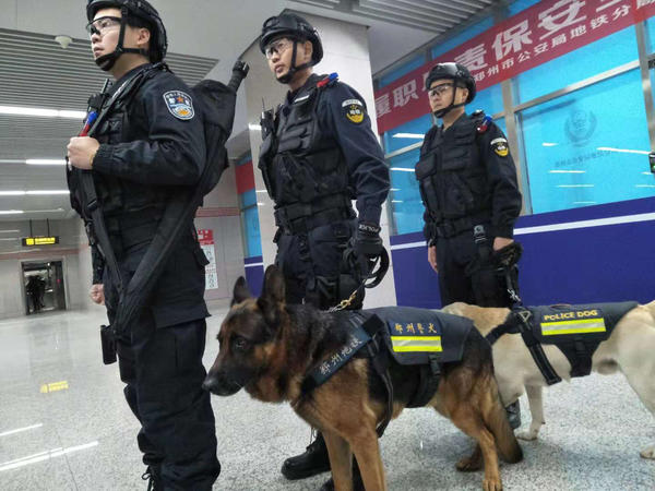警犬上站巡逻 河南郑州地铁公安启动社会稳定二级勤务模式(组图)