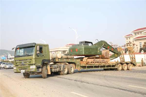 武警某部交通二支队携大型救援装备驰援地震灾区(组图)