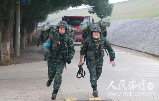 湖北荆州武警支队开展冬季实战化训练(组图)