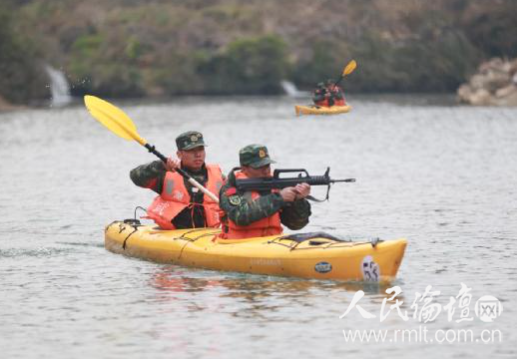 湖北荆州武警支队开展冬季实战化训练(组图)