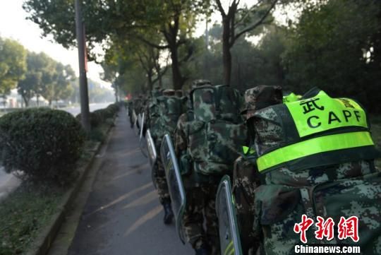 上海：驻沪武警新兵野营拉练战味浓(组图)