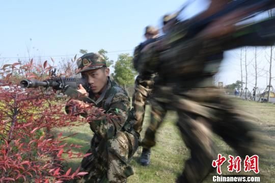 上海：驻沪武警新兵野营拉练战味浓(组图)