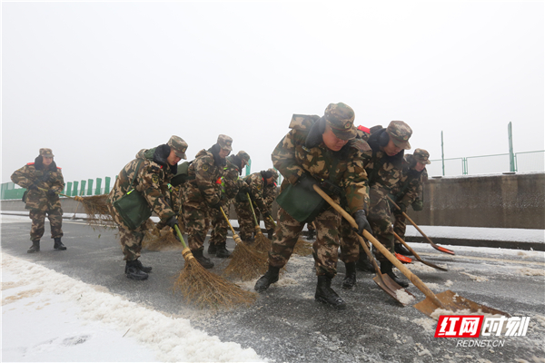 湖南郴州：武警连夜出动多点抢通结冰路段(组图)