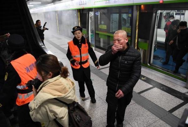 北京西站地铁突然“故障起火” 原来是在演练地下火灾扑灭救援(组图)