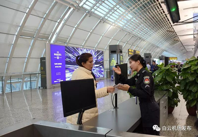 广东白云机场启用国内首条“自助智能安检通道”(组图)