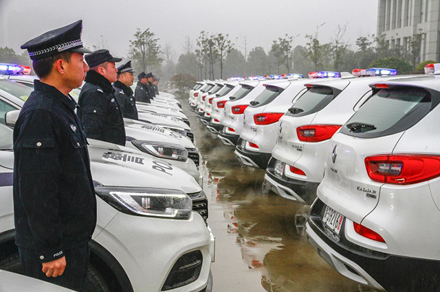 河南信阳市公安局举行执法执勤车辆发放仪式(组图)