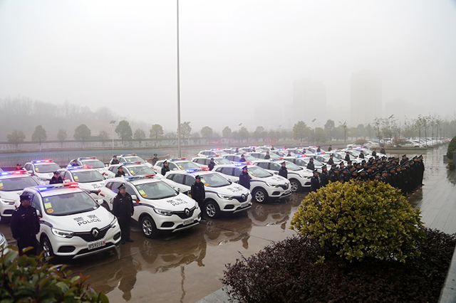 河南信阳市公安局举行执法执勤车辆发放仪式(组图)