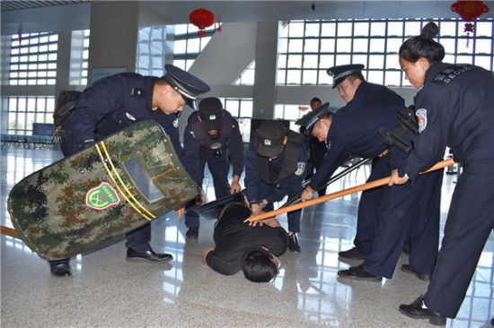 云南开远铁路警方开展反恐演练 确保旅客春节出行平安(组图)