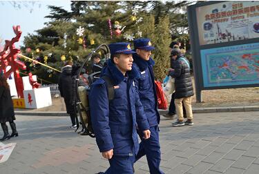 消防员背负装备巡逻北京石景山游乐园庙会(图)
