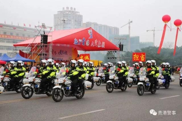 广西贵港市公安局警察车队亮相巡游活动