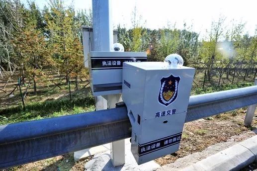 河南洛阳高速“移动式护栏巡逻执法机器人”上岗(组图)