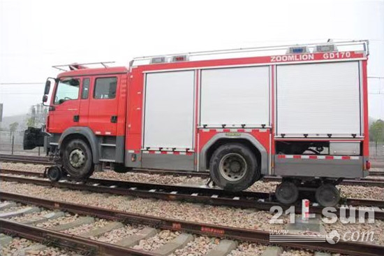 路轨两用消防车面世 轨道消防救援添利器(组图)