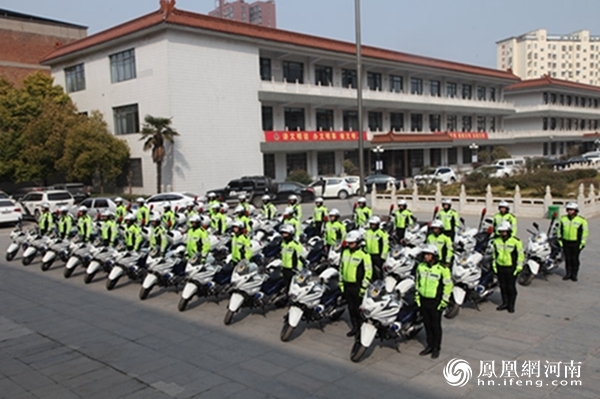  河南商丘交警支队举行警用摩托车发放仪式(组图)