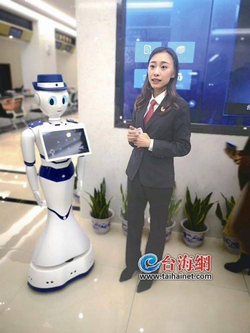 漳州中院新诉讼服务中心引进机器人向导“小法”(图)