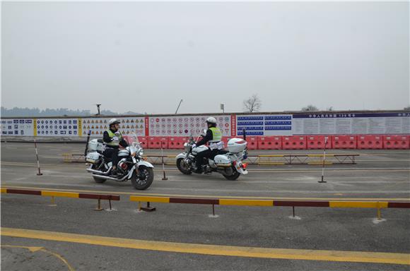 重庆双桥经开区交巡警骁骑队员“比武” 提高防控能力(组图)