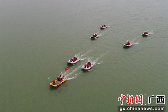 广西举行水上救援演练 多种高科技装备上阵(组图)