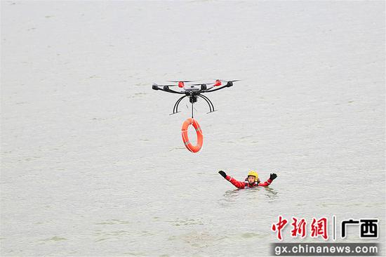 广西举行水上救援演练 多种高科技装备上阵(组图)