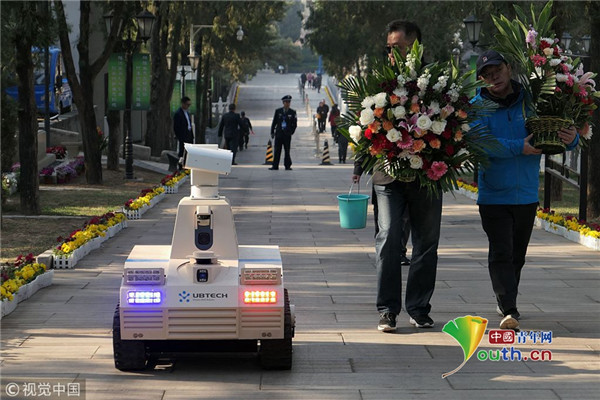 安防机器人亮相北京八宝山革命公墓(组图)