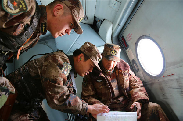 新疆边防官兵乘直升机进行边境空中巡逻(组图)