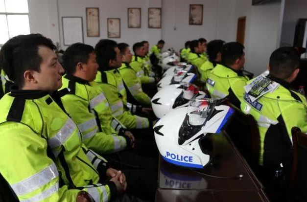 河南郑州交警铁骑队：一套装备至少30斤重，骑行服还有加热功能(组图)