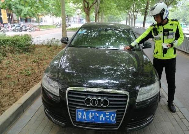 河南郑州交警铁骑队：一套装备至少30斤重，骑行服还有加热功能(组图)