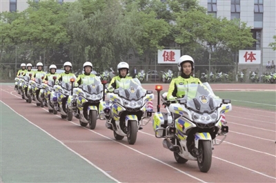 江苏13个设区市都有了交警铁骑警队(图)