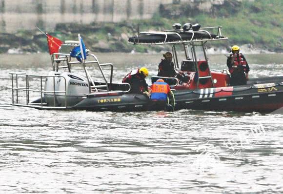 无人机无人船齐上阵 重庆嘉陵江上这场应急演练堪比大片(组图)