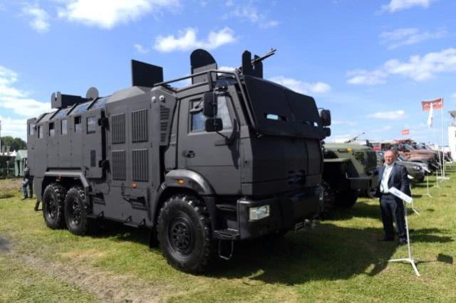 俄罗斯为执法人员安全很上心，又推出新装甲车，像“移动堡垒”(组图)