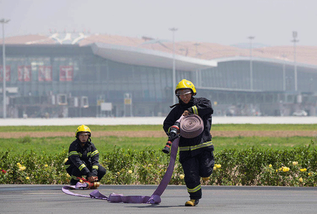 北京大兴国际机场消防队员集结完毕(组图)