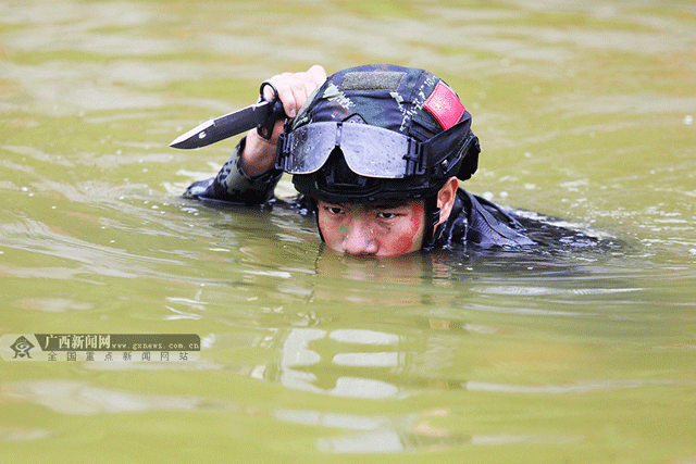 广西来宾：武警特战队员实战化训练 锻造反恐精英(组图)