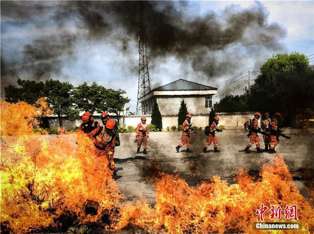 甘肃森林消防员酷暑天气“极限训练”砺血性(组图)