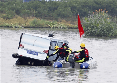 浙江温州消防探索组建的省级水域救援专业队亮相三垟湿地(组图)