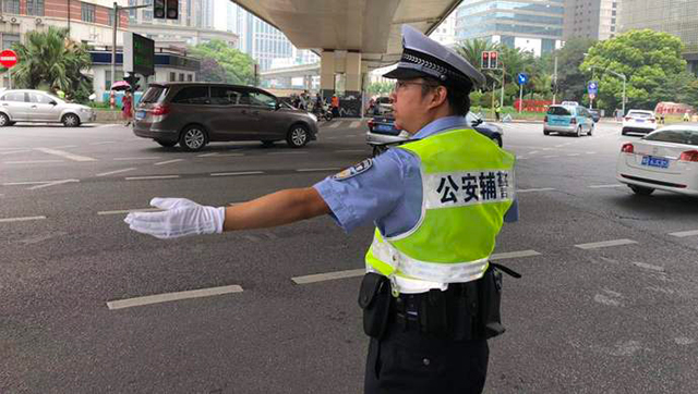上海公安首批3605名勤务辅警今上岗，均大专以上学历，着“公安辅警”制服协助执法(组图)
