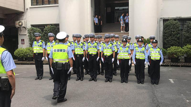 上海公安首批3605名勤务辅警今上岗，均大专以上学历，着“公安辅警”制服协助执法(组图)