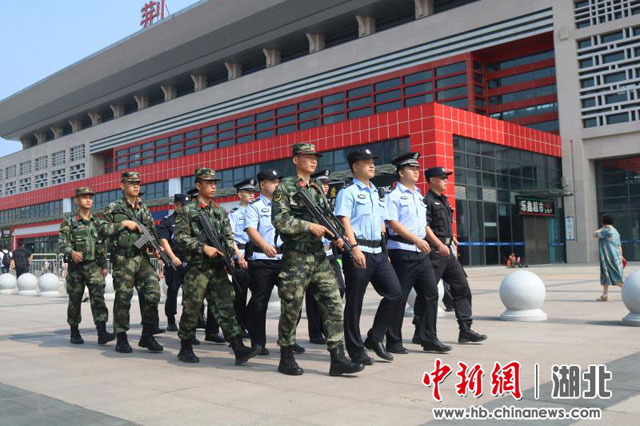 湖北荆州铁警强化武装巡逻(组图)