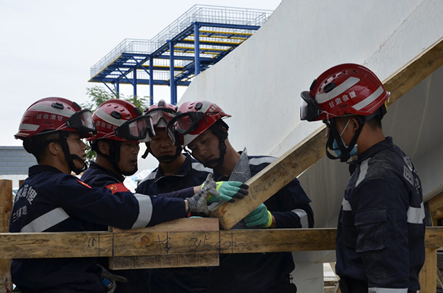 云南森林消防55名灭火尖兵到西北参加地震救援技能培训(组图)