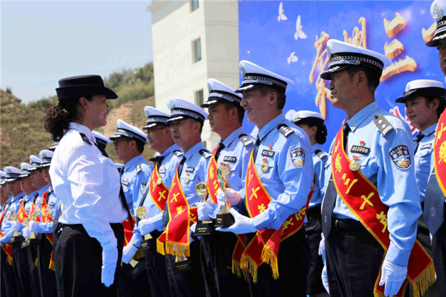 甘肃兰州公安局交警支队组织从警三十年仪式(组图)