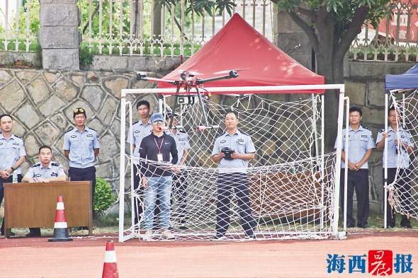 35名警察考取无人机驾驶证 福建厦门公安局首期培训班结业(图)
