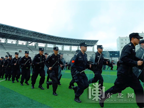 黑龙江林城公安400余名特战队员集结演练(组图)