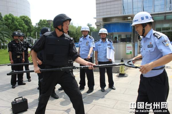 浙江台州：督察检验警用装备(图)