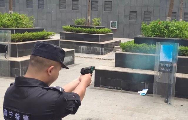 一招制敌！广西南宁警方在全区首次装备“高速催泪发射器” (组图)