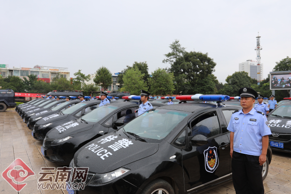 云南昆明嵩明警方举行巡特一体化警用车辆列装仪式(组图)