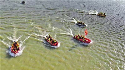 受训于专业教练受援于救生机器人 宁夏银川首次水下救援演练取得成功(组图)