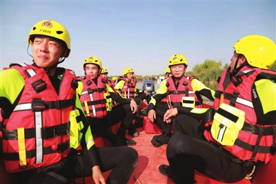 受训于专业教练受援于救生机器人 宁夏银川首次水下救援演练取得成功(组图)