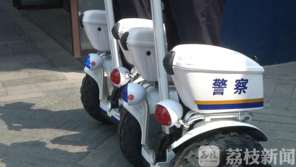 新装备亮相 江苏南京警用平衡车便捷巡逻保安全(组图)