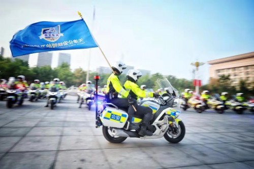 天津市公安局举行授旗仪式 天津公安铁骑护卫机动队“上岗”(组图)